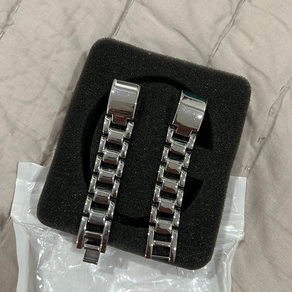 Fitbit Alta HR Band small silver. NEW